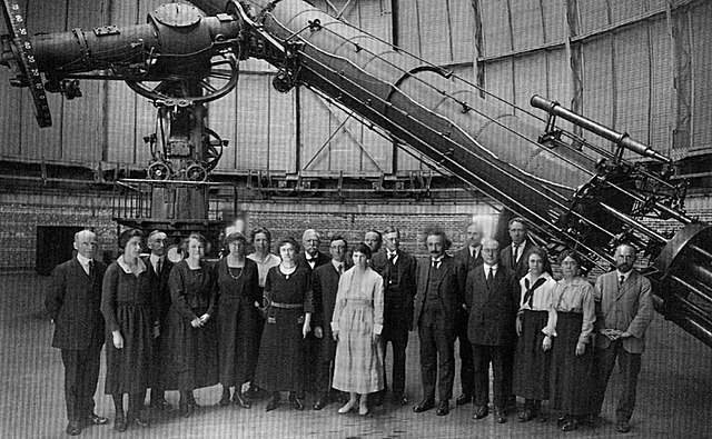 Метровий рефрактор Єркської обсерваторії. Фото 1921 року. Метровий рефрактор Єркської обсерваторії. Фото 1921 року.